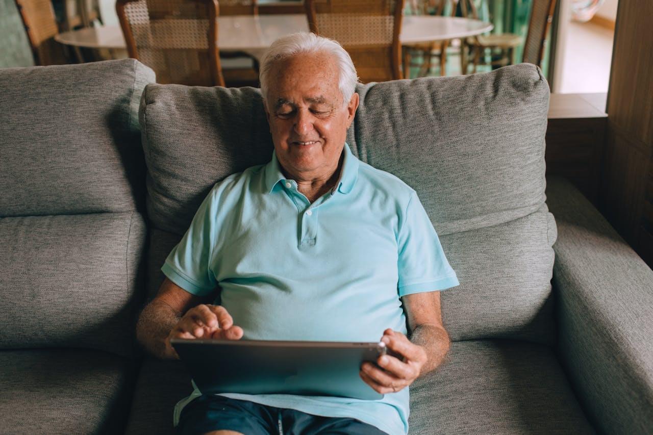 Человек читает статью на планшете